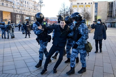 Ucraina, l'errore di Putin. "Così rischia un colpo di Stato"