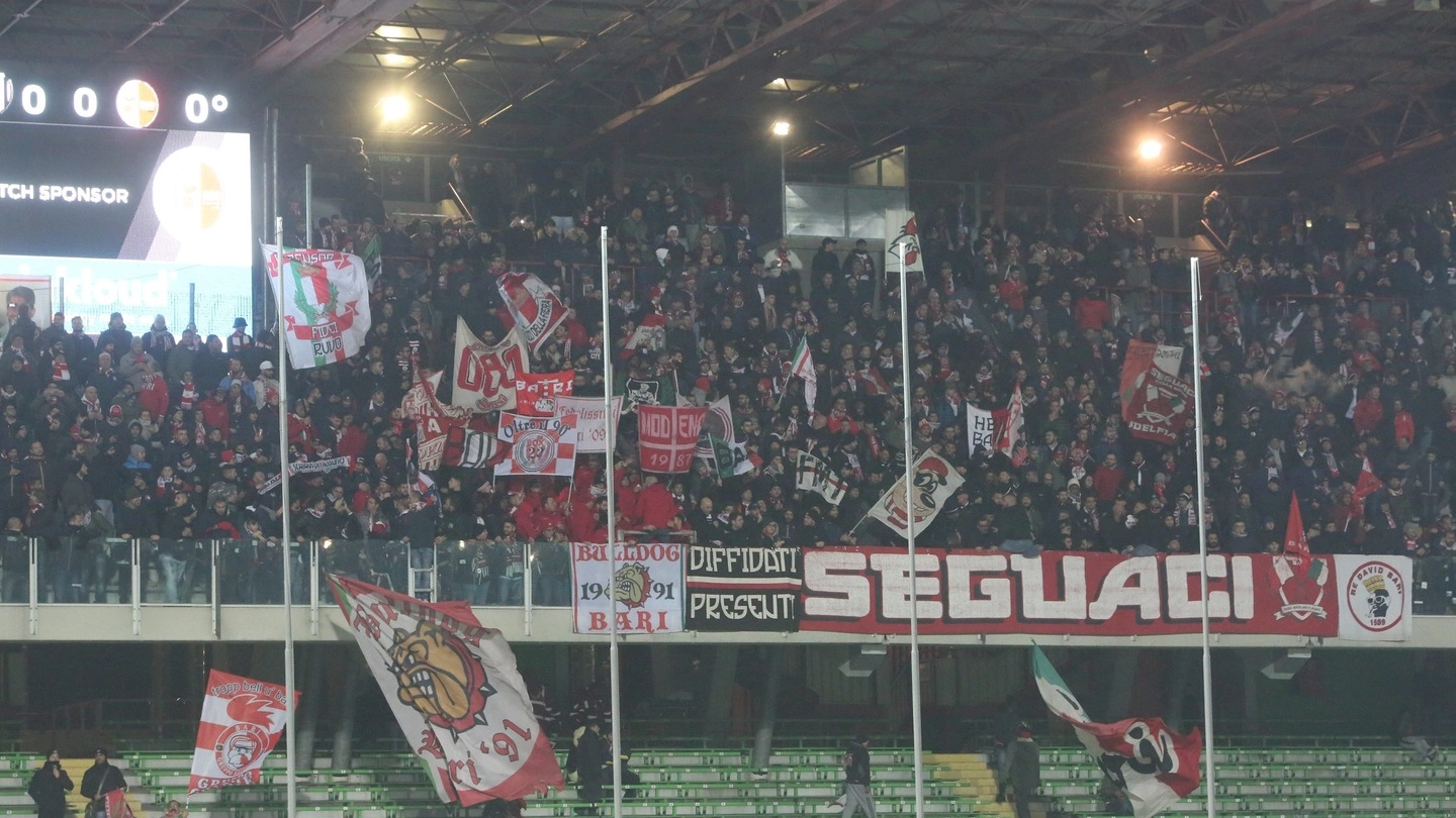 I tifosi del Bari a Cesena (foto Ravaglia)
