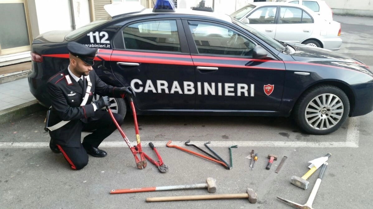 Gli arnesi da scasso  sequestrati dai carabinieri