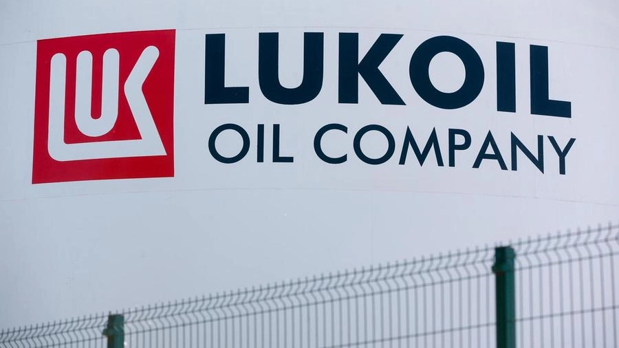 Il logo della compagnia petrolifera Lukoil (Ansa)