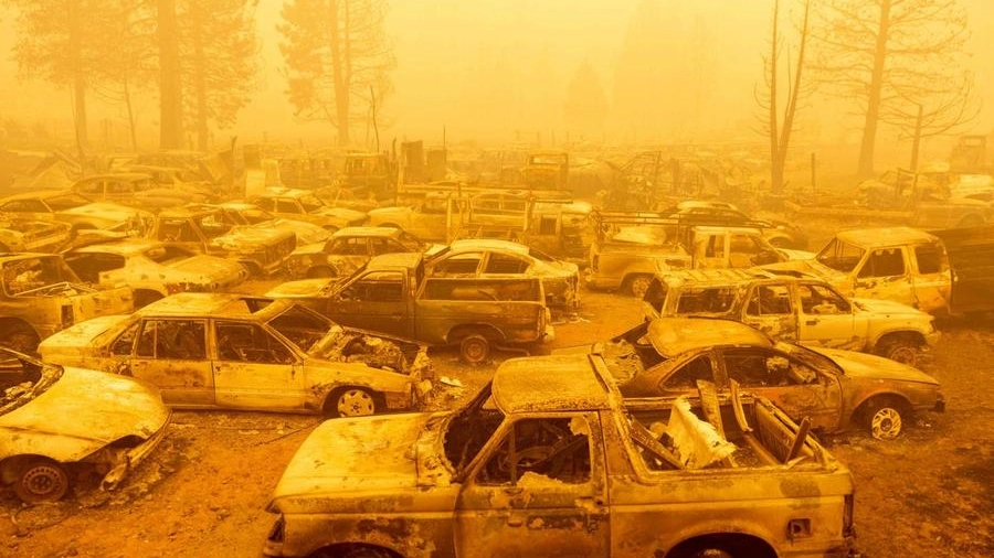 Auto bruciate a Greenville, California (Ansa)