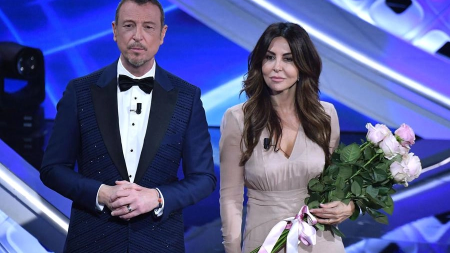 Sabrina Ferilli e Amadeus nella finale di Sanremo 2022 (Ansa)
