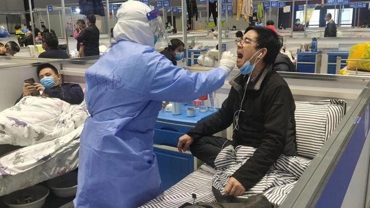 Un ospedale temporaneo anti-Covid allestito a Shangai