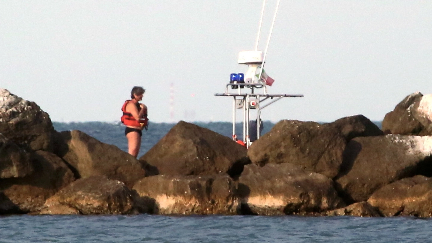 SOCCORSI Sopra guardia costiera e vigili del fuoco intenti nelle ricerche del subacqueo (foto Ravaglia)