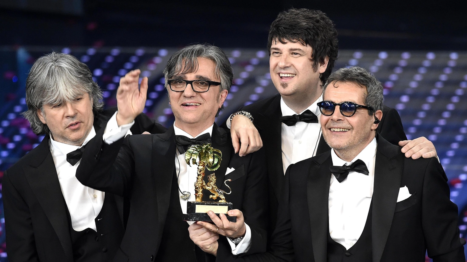 Gli Stadio vincono Sanremo: il primo da destra è Giovanni Pezzoli