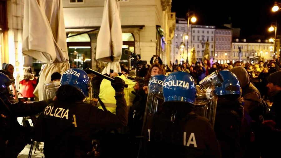 La polizia in tenuta anti sommossa carica i manifestanti a Trieste