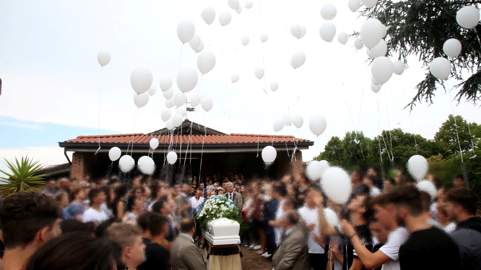 Savignano, palloncini bianchi in cielo al funerale di Lisa Lazzaretti (Foto Ravaglia)