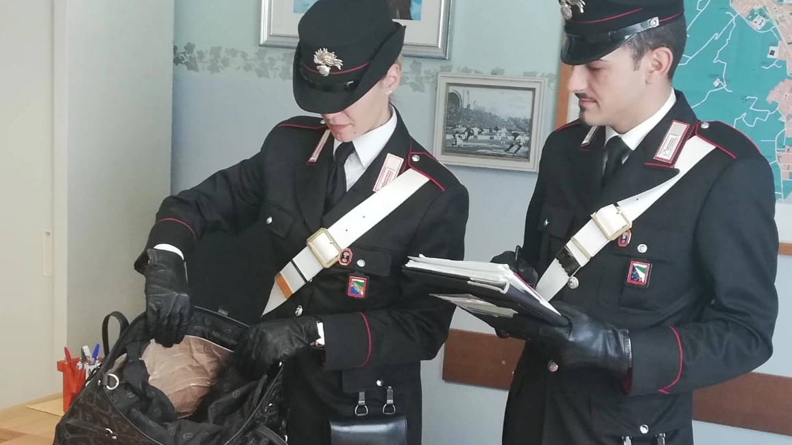 I carabinieri con la borsa schermata