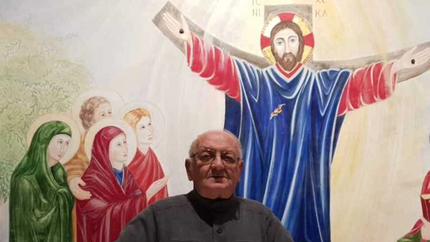 COMBATTIVO Don Mario Guidi, 76 anni, milanese, parroco da due anni e mezzo a Gabicce mare non si aspettava di ritrovarsi aggredito e picchiato in canonica da una donna che lo voleva rapinare