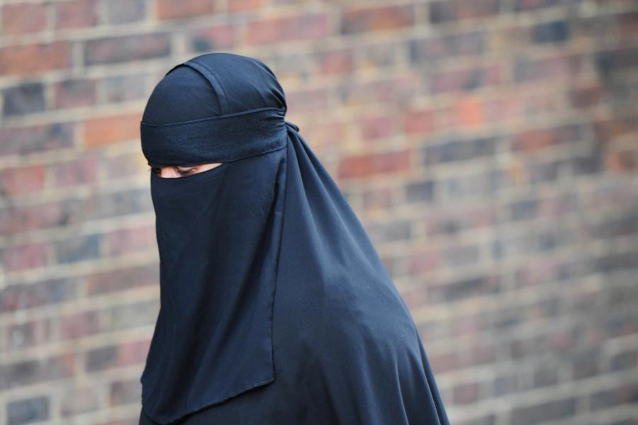 Donna velata con niqab