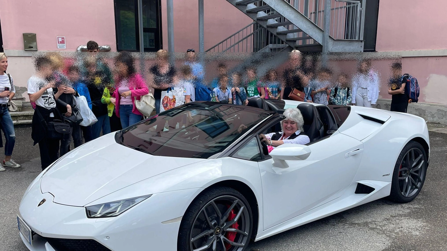La maestra Maria Cristina Scianti sulla 'sua' Lamborghini