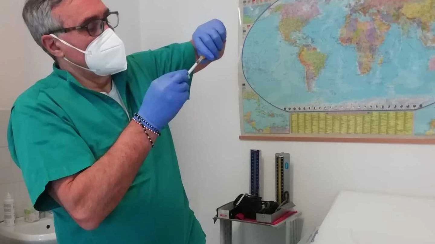 Danilo De Santi mentre prepara il vaccino 
