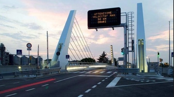 Il ponte mobile in via Attilio Monti