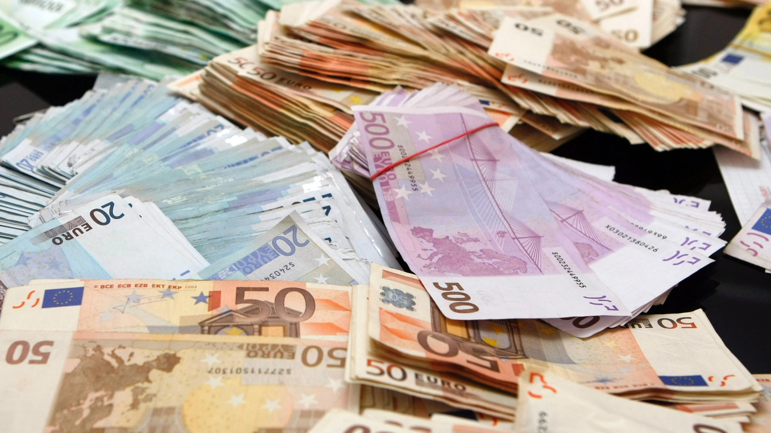L'uomo arrestato aveva con sé 50mila euro in banconote di diverso taglio