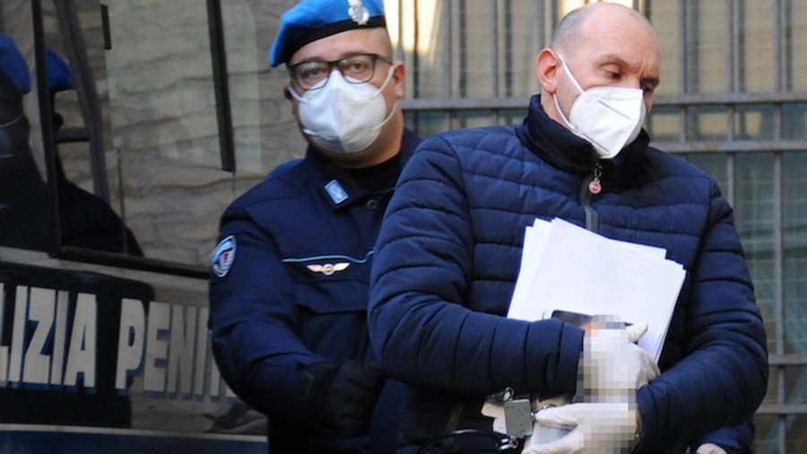 L’infermiere Emanuele Luchetti mentre viene portato in tribunale dalla polizia giudiziaria