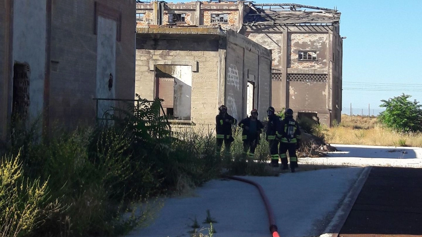 I vigili del fuoco hanno spento l’incendio in un capannone della ex Montedison