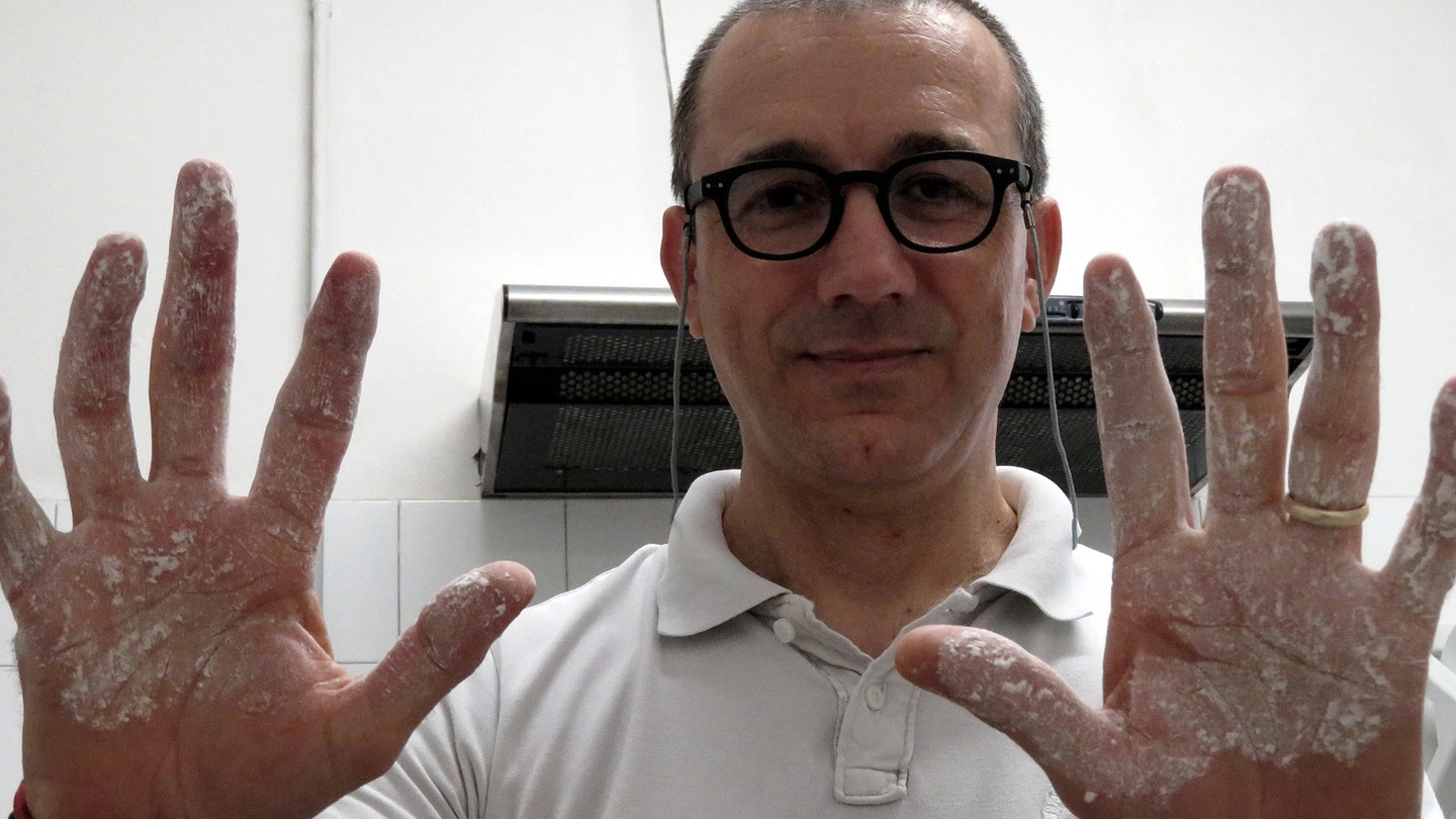 Eugenio Iannella con le mani infarinate, nel nuovo locale in via Emilia Interna