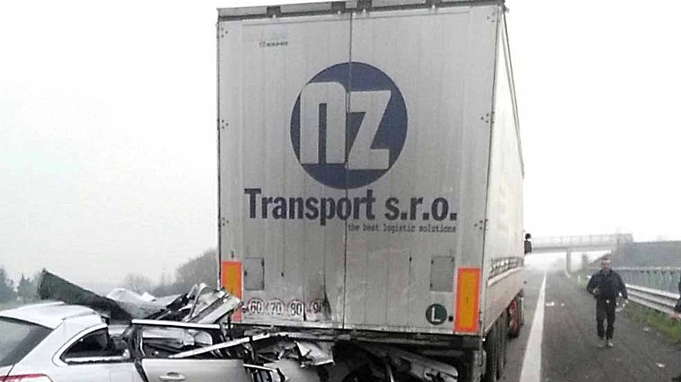 Incidente in A13, auto sotto un camion: un morto (Foto Businesspress)