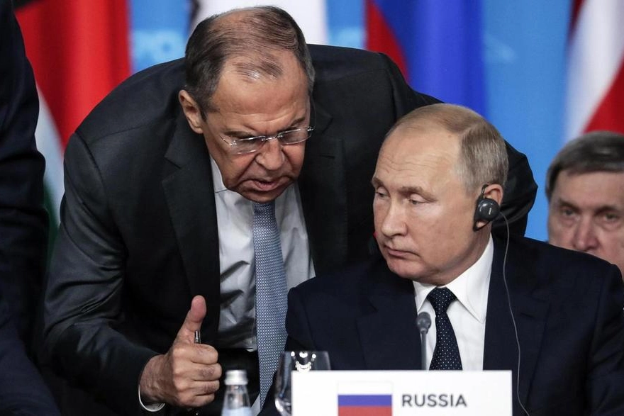 Il ministro degli Esteri russo Lavrov parla col presidente Putin (Ansa)