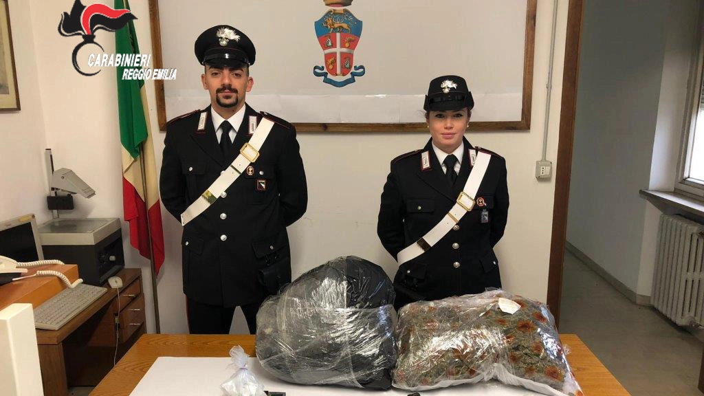 Le armi e la droga sequestrate dai carabinieri 