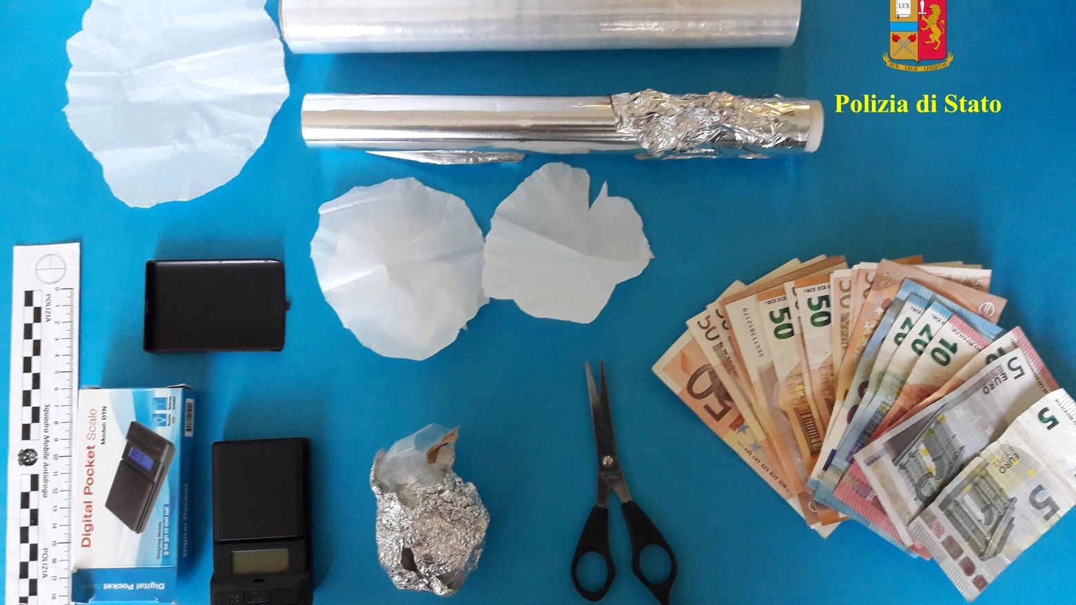 La cocaina e il materiale sequestrato