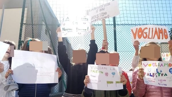La protesta dei bambini davanti a scuola per la palestra mai usata