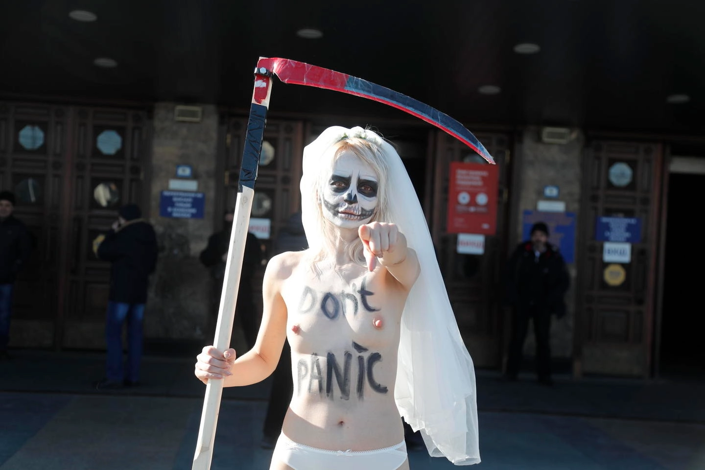Attivista Femen protesta davanti alla stazione di Kiev (Ansa)
