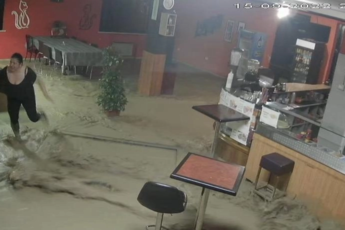 Alluvione nelle Marche: il bar viene invaso dall'acqua in pochi minuti