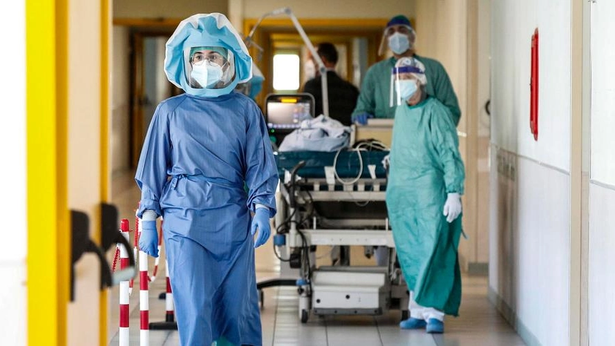 L’aumento dei contagi covid può incidere sulle presenze di medici e infermieri nei reparti