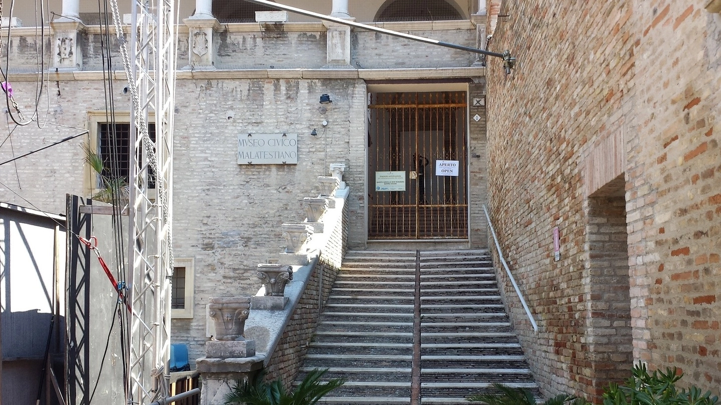 Fano (Pesaro e Urbino), l’ingresso del museo civico, pinacoteca malatestiana che sembra chiuso (Foto Marchetti)