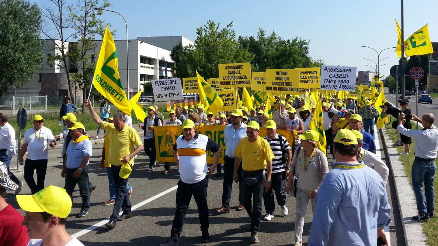 Un momento della manifestazione di protesta contro l’assessore all’agricoltura Simona Caselli
