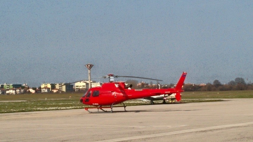 L'Eurocopter AS 350B3 Ecureuil rosso Valentino della famiglia Marzotto
