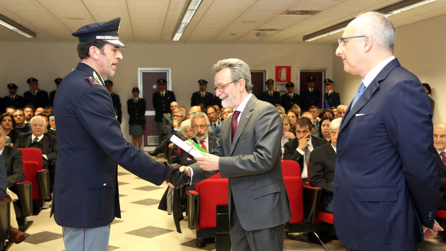 Il prefetto Ennio Mario Sodano, al centro,  e il questore Ignazio Coccia premiano un poliziotto