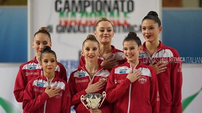 Sorridenti, le ragazze dei Fabriano sul podio più alto. Sono campionesse d’Italia di Ginnastica Ritmica