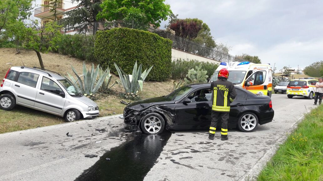 Le due auto che si sono scontrate frontalmente a Montegranaro (Foto Zeppilli)