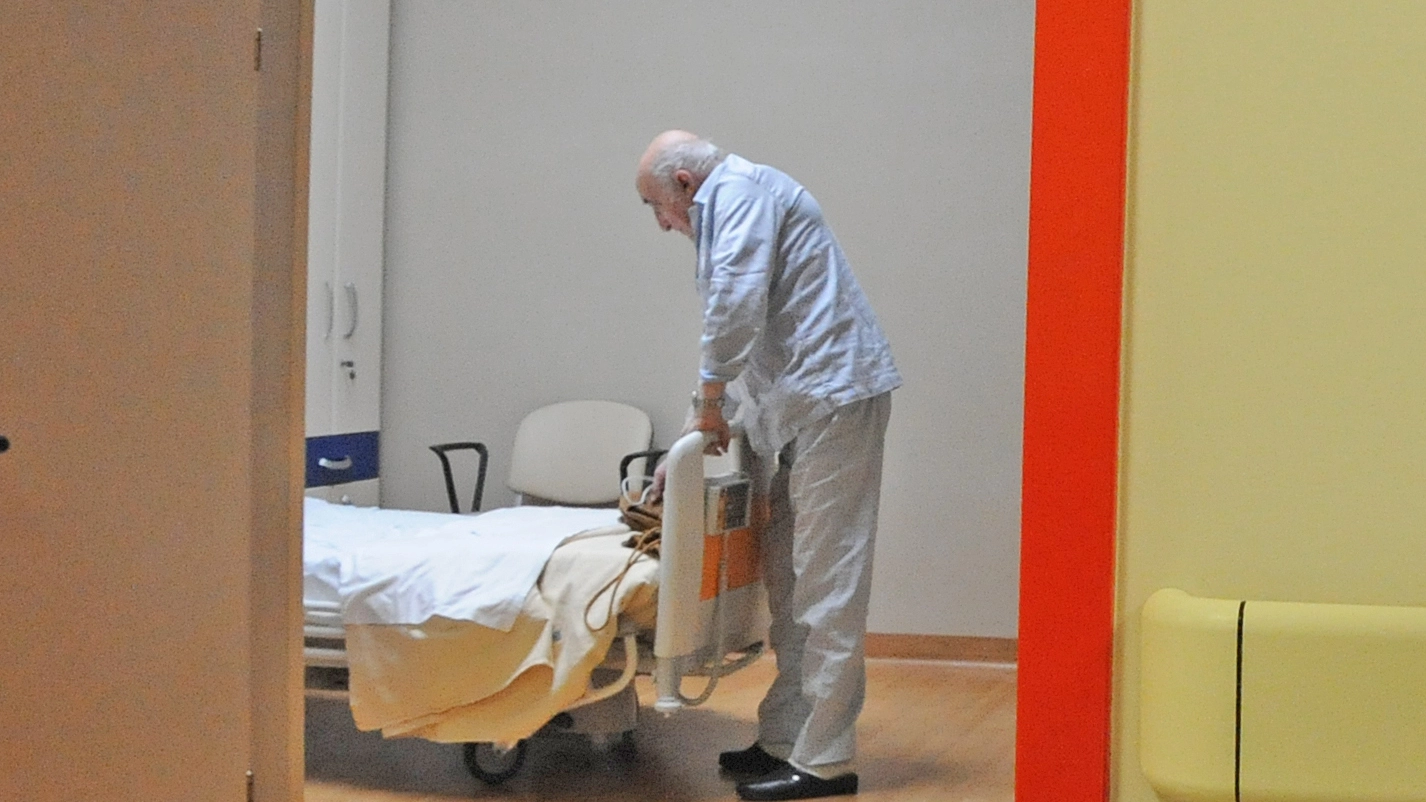 Un anziano ricoverato in una struttura sanitaria (repertorio)