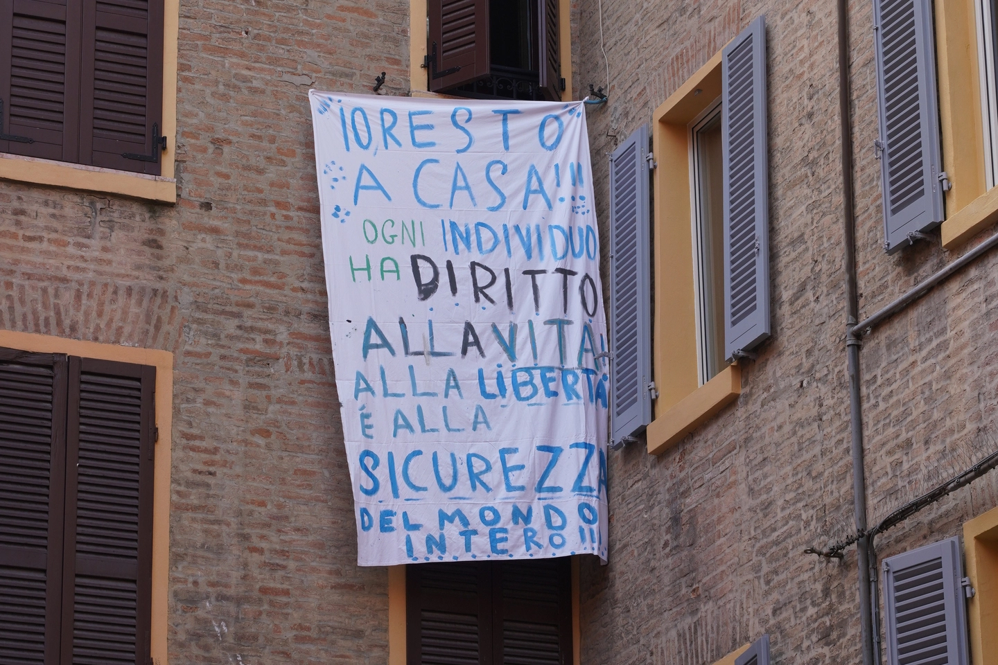 Uno striscione apparso ieri in piazzetta Molinari (fotofiocchi)