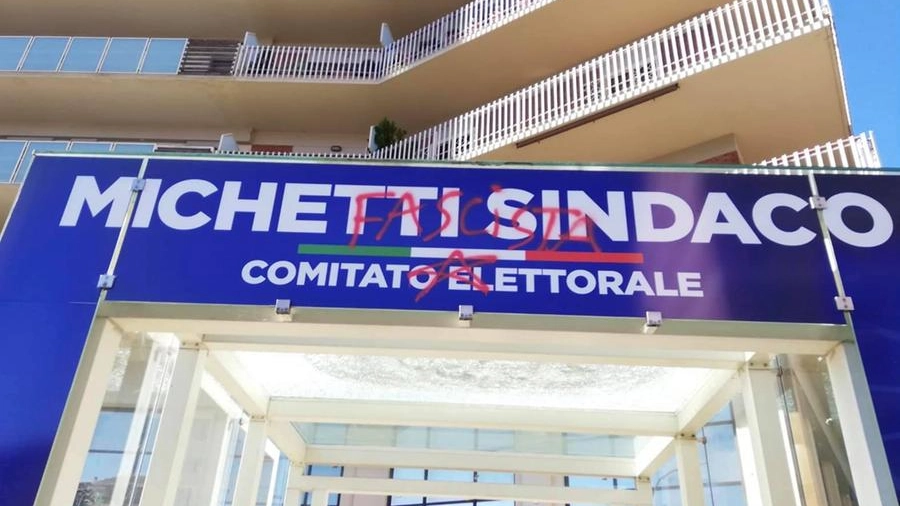 Scritte all'ingresso del comitato elettorale Michetti