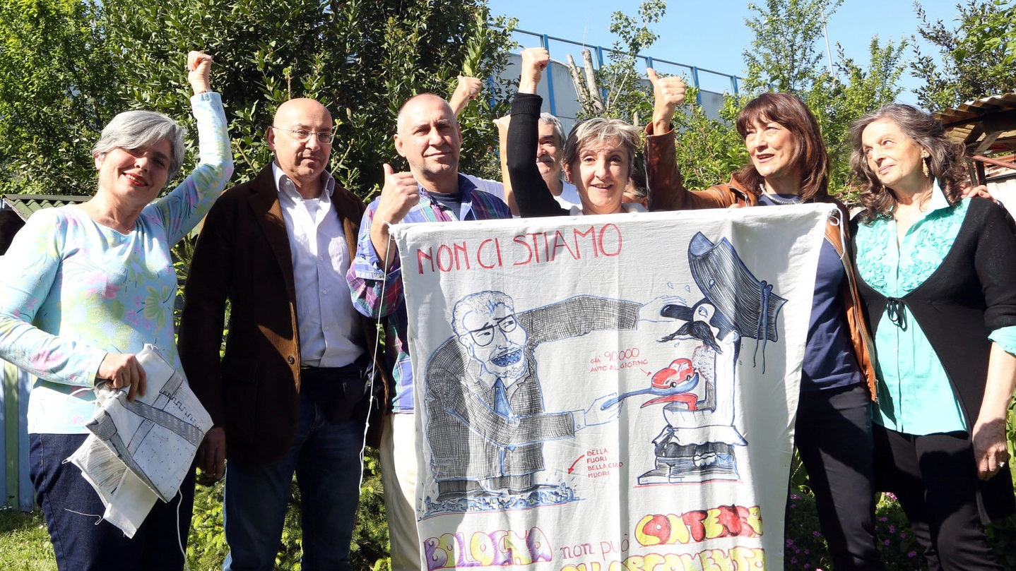 Esponenti del comitato San Donnino con uno dei loro striscioni di protesta (Foto Schicchi)