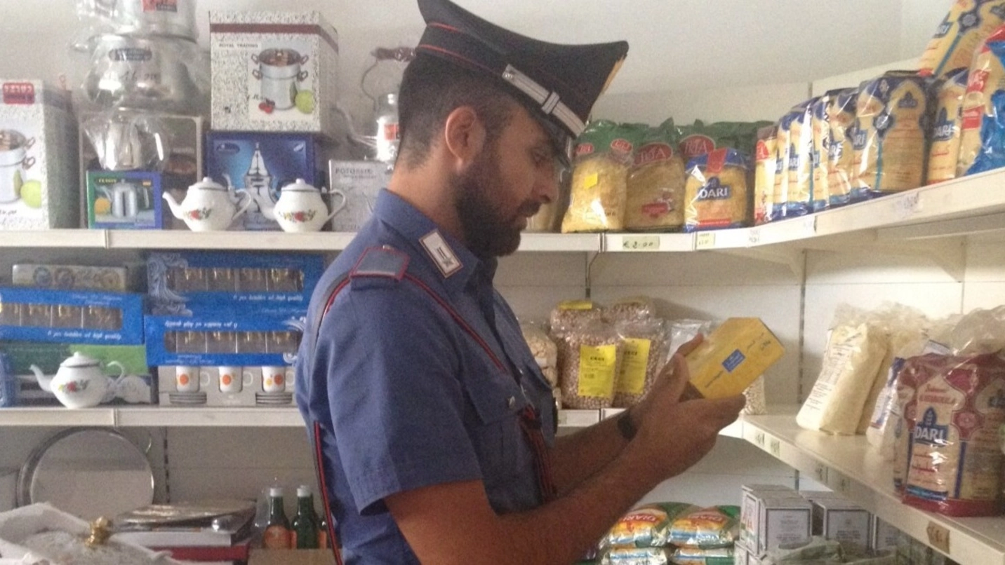 Un carabiniere ispeziona i pacchi alimentari
