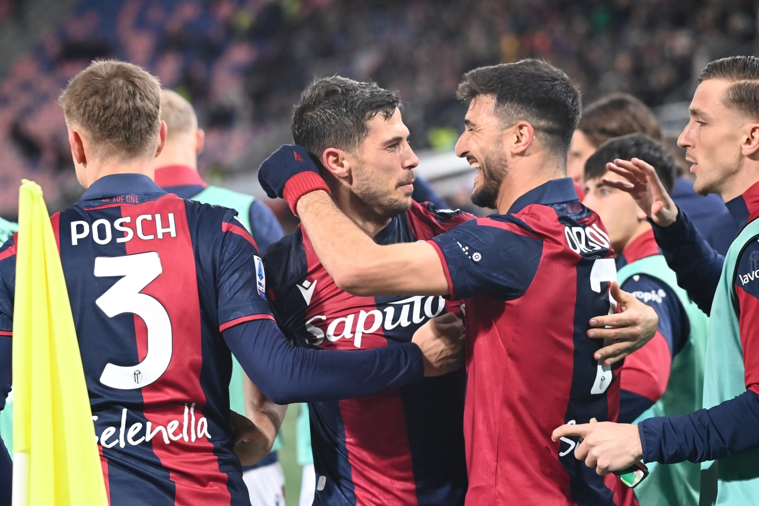 L'esultanza dei rossoblù: il Bologna vince 2-0 contro il Verona