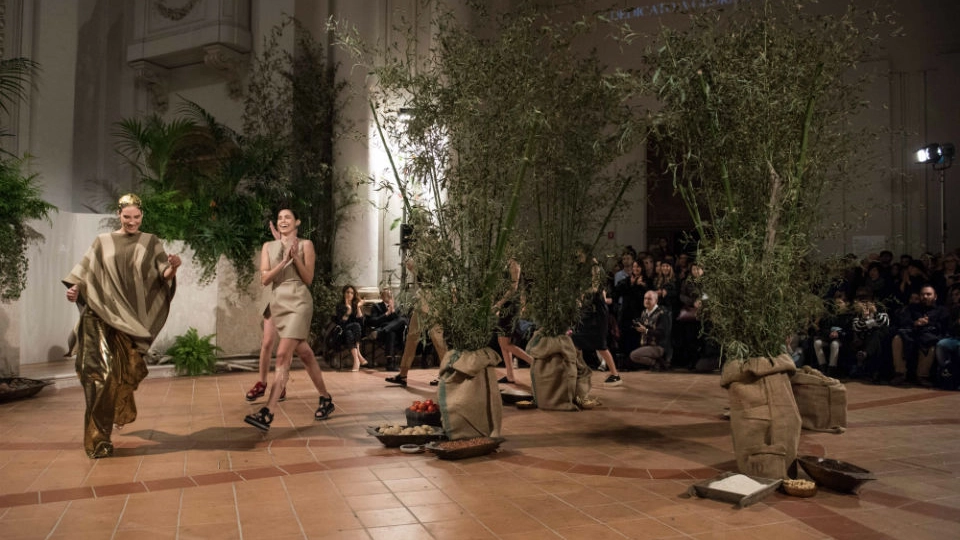 Modelle sfilano con abiti della collezione di Gloria Bellardi a Pesaro 