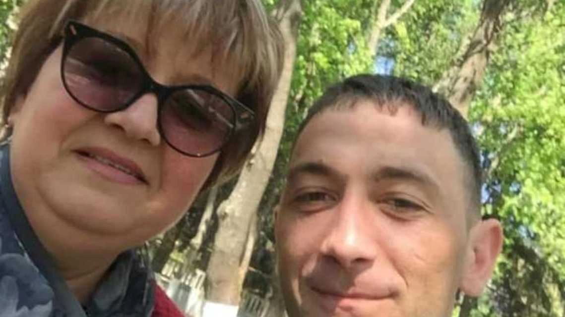 ina Munteanu con l’adorato figlio Sergio, 31 anni (foto dal profilo Facebook), freddato da un killer mentre era in servizio all’aeroporto di Chisinau