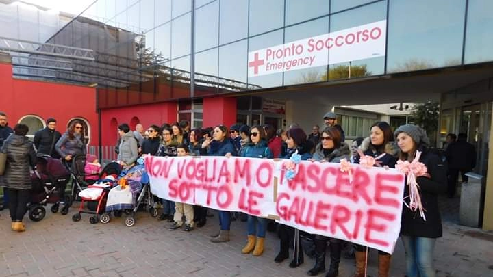 Fabriano, protesta del comitato cittadino davanti all'ospedale (Foto d'archivio)