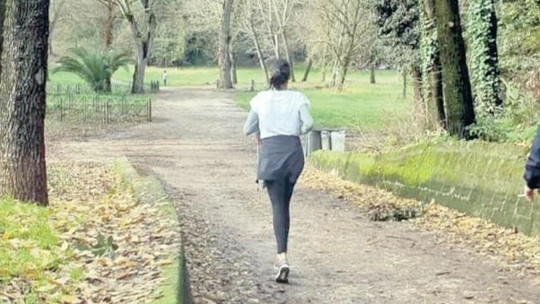 Una donna corre nel parco