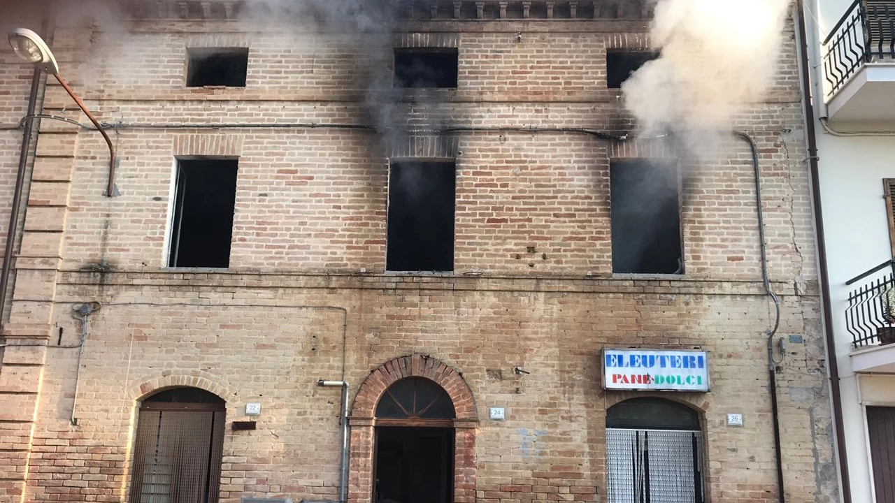 L'incendio in un appartamento di Campofilone (Foto Zeppilli)