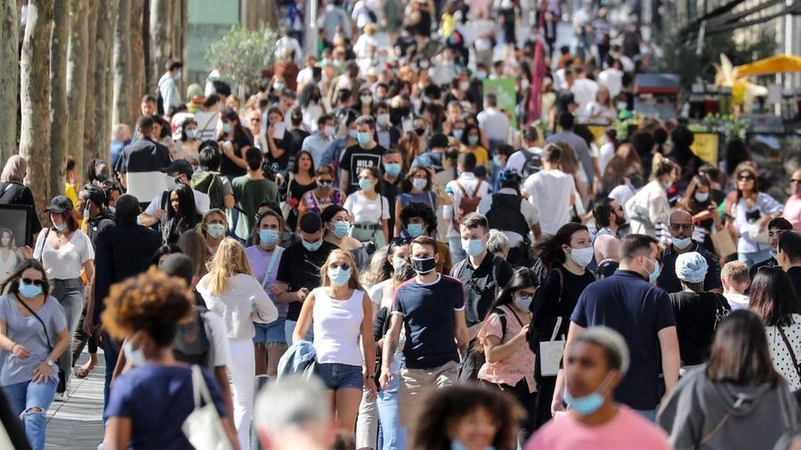 Francia, folla e mascherine sugli Champs Elysees (Ansa)