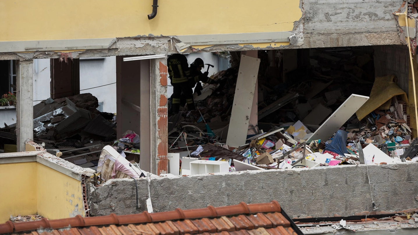 La palazzina in zona Navigli, a Milano, distrutta dall’esplosione (foto Lapresse)