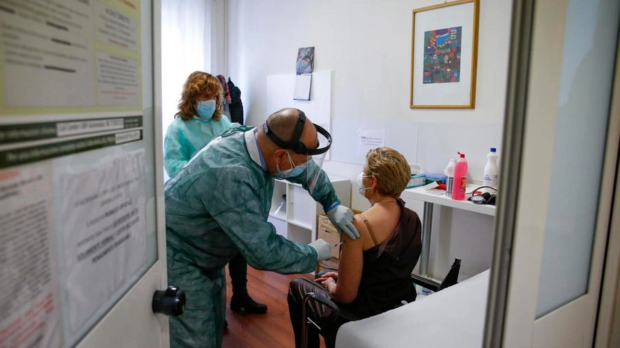 Record per la campagna vaccinale in Italia: 660mila dosi in un giorno (Ansa)