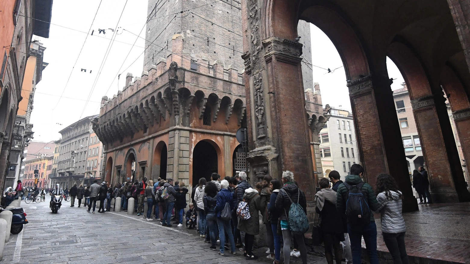 Turisti in fila per visitare l'Asinelli (fotoSchicchi)